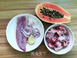 木瓜鱿鱼排骨汤的做法步骤：1