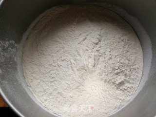 香辣槐花猪肉生煎包的做法步骤：1