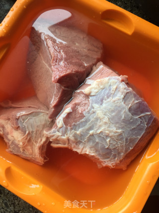 卤牛肉的做法步骤：1