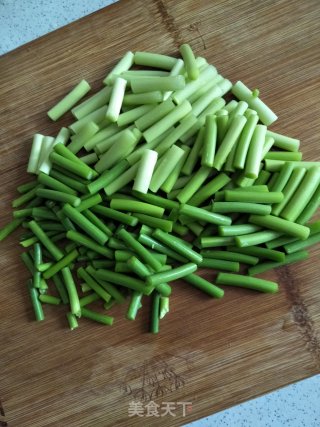 蒜苔炒豆腐干的做法步骤：2