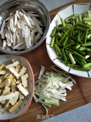 蒜苔炒豆腐干的做法步骤：5