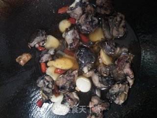 香芋烧乌鸡腿的做法步骤：3