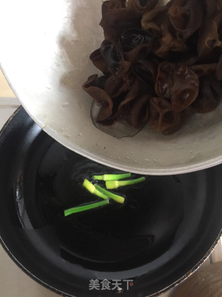 丝瓜炒黑木耳的做法步骤：6