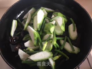 丝瓜炒黑木耳的做法步骤：7