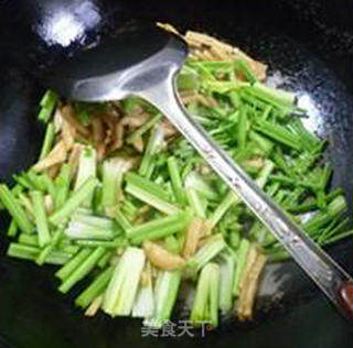 盘菜炒芹菜的做法步骤：7