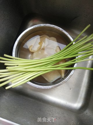蒜薹炒豆皮的做法步骤：1