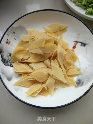 蒜薹炒豆皮的做法步骤：2