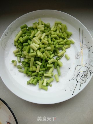 蒜薹炒豆皮的做法步骤：3