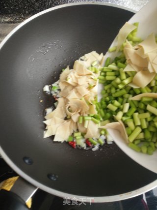 蒜薹炒豆皮的做法步骤：7