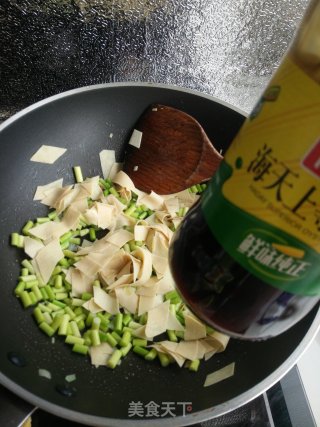 蒜薹炒豆皮的做法步骤：8