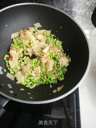 蒜薹炒豆皮的做法步骤：12