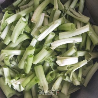 菠菜梗炒蛋的做法步骤：1