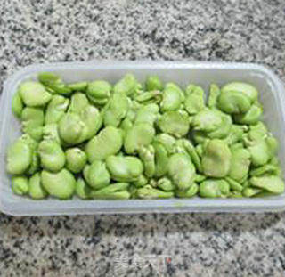 韭菜芽炒蚕豆肉的做法步骤：1