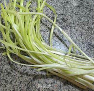 韭菜芽炒蚕豆肉的做法步骤：2