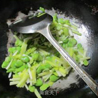韭菜芽炒蚕豆肉的做法步骤：9