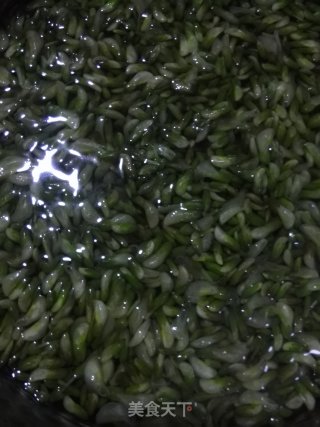 槐花水饺的做法步骤：1
