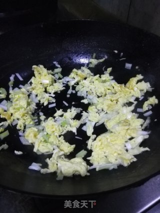 槐花蒸饺的做法步骤：1