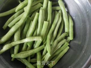 干煸豆角的做法步骤：1