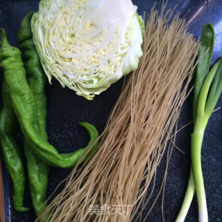 包菜青椒炒粉条的做法步骤：1