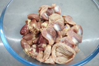 卤拌鸡心鸡胗的做法步骤：1