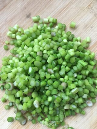 蒜苔炒蛋的做法步骤：2