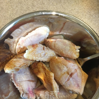 可乐鸡翅的做法步骤：1