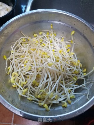 蒜蓉辣酱拌黄豆芽的做法步骤：1