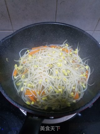 蒜蓉辣酱拌黄豆芽的做法步骤：4