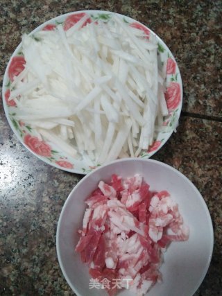 萝卜丝炒肉的做法步骤：2