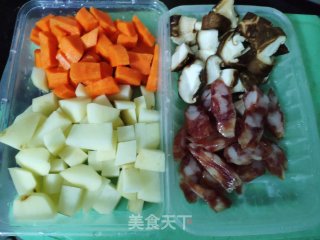 电饭煲腊肠焖饭（快手）的做法步骤：1