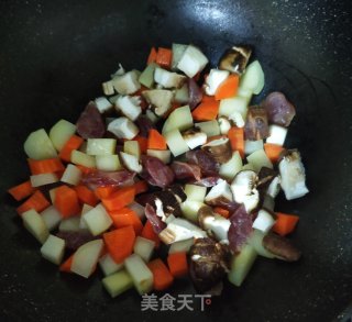电饭煲腊肠焖饭（快手）的做法步骤：2