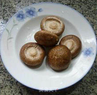 香菇炒雪里蕻的做法步骤：1
