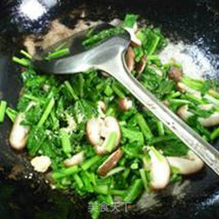 香菇炒雪里蕻的做法步骤：6