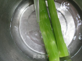 玉米粒炒莴笋的做法步骤：2
