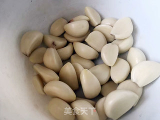 蒜香砂锅碟鱼头的做法步骤：3