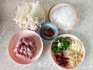 金针菇粉丝煲的做法步骤：1