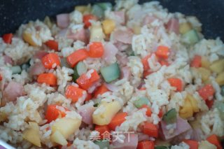 热带风情，菠萝焗饭的做法步骤：4