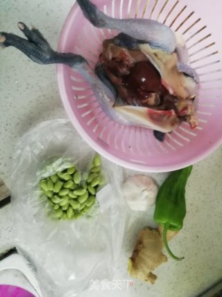 毛豆烧鸡仔的做法步骤：1