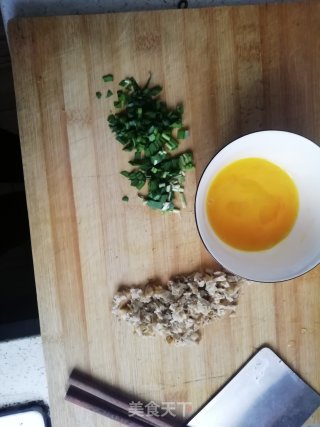 韭菜炒饭的做法步骤：1