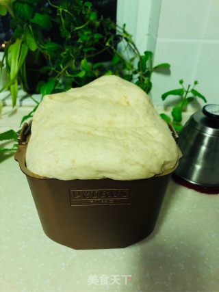 葱香肉松芒果面包卷的做法步骤：1