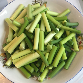 蒜苔红椒炒腊肉的做法步骤：1