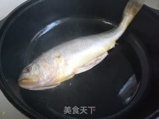 酱焖黄花鱼的做法步骤：2