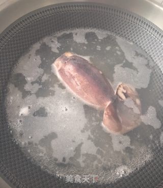 “凉菜”沙拉汁版辣椒拌鱿鱼圈的做法步骤：2
