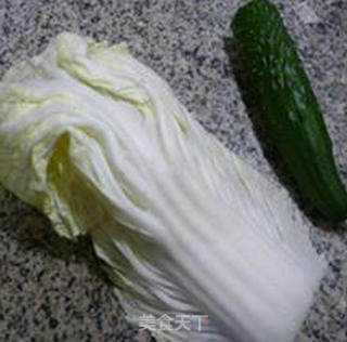 青瓜小油豆腐炒大白菜的做法步骤：1