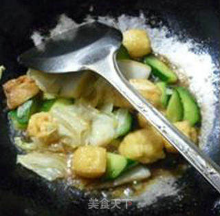 青瓜小油豆腐炒大白菜的做法步骤：11