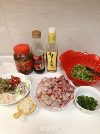 青椒爆炒鸡肉块的做法步骤：1