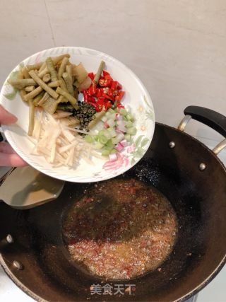 青椒爆炒鸡肉块的做法步骤：3