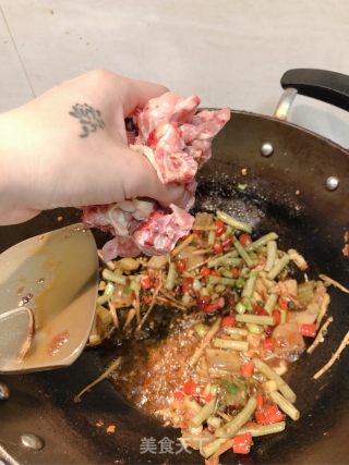 青椒爆炒鸡肉块的做法步骤：4