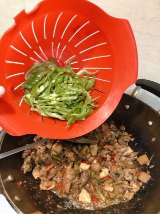 青椒爆炒鸡肉块的做法步骤：8