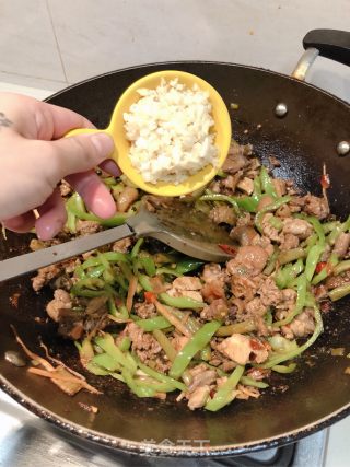 青椒爆炒鸡肉块的做法步骤：9